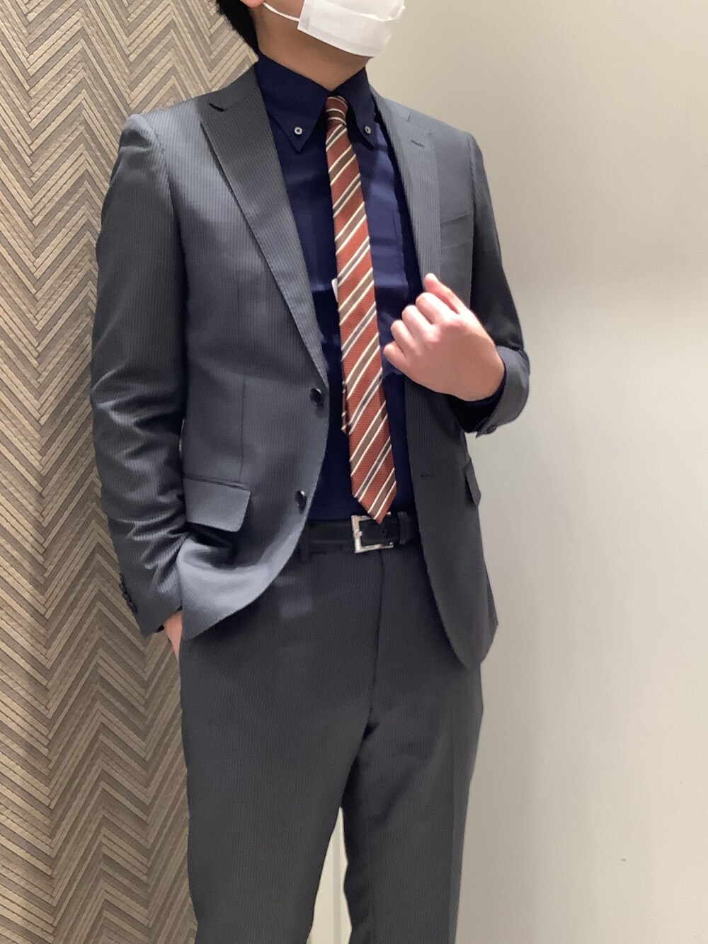 ブルー系のビジネスシャツ、その他のネクタイを着用したメンズの春コーディネートの2枚目の写真