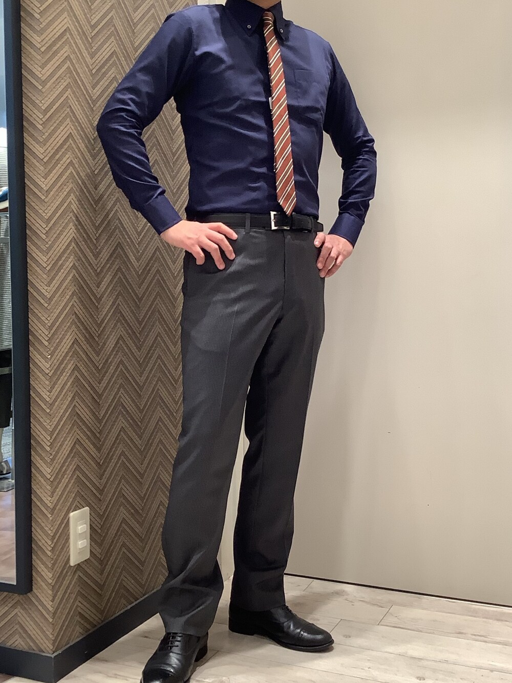 ブルー系のビジネスシャツ、その他のネクタイを着用したメンズの春コーディネートの3枚目の写真