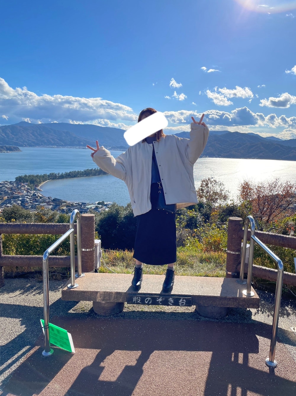 「冬ファッション、オトナ女子、冬、ブーツスタイル、ラクチンコーデ、オトナカジュアル、おでかけコーデ、タートルネック、UNIQLO、ユニクロ、オーバーサイズ、and Me、GRL、earth music&ecology、デート」｜「andmeのサイドファスナーノーカラーブルゾンジャケット（ダウンジャケット/コート、ホワイト系）」を使った、T.M.Cさん（レディース・160cm）の冬コーディネートの1枚目の写真