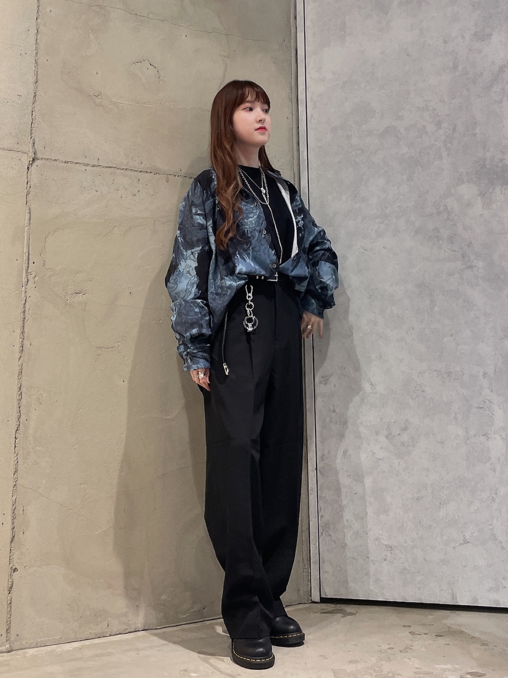 「レイヤードスタイル、秋っぽコーデ更新中、柄シャツ、タックイン、秋コーデ、メンズライク、モード、韓国ファッション」｜「tk.TAKEO KIKUCHIのダブルクロスルーズテーパードパンツ（セットアップ対応）（スラックス、ブラック系）」を使った、MIKAさん（レディース・154cm）の秋コーディネートの1枚目の写真