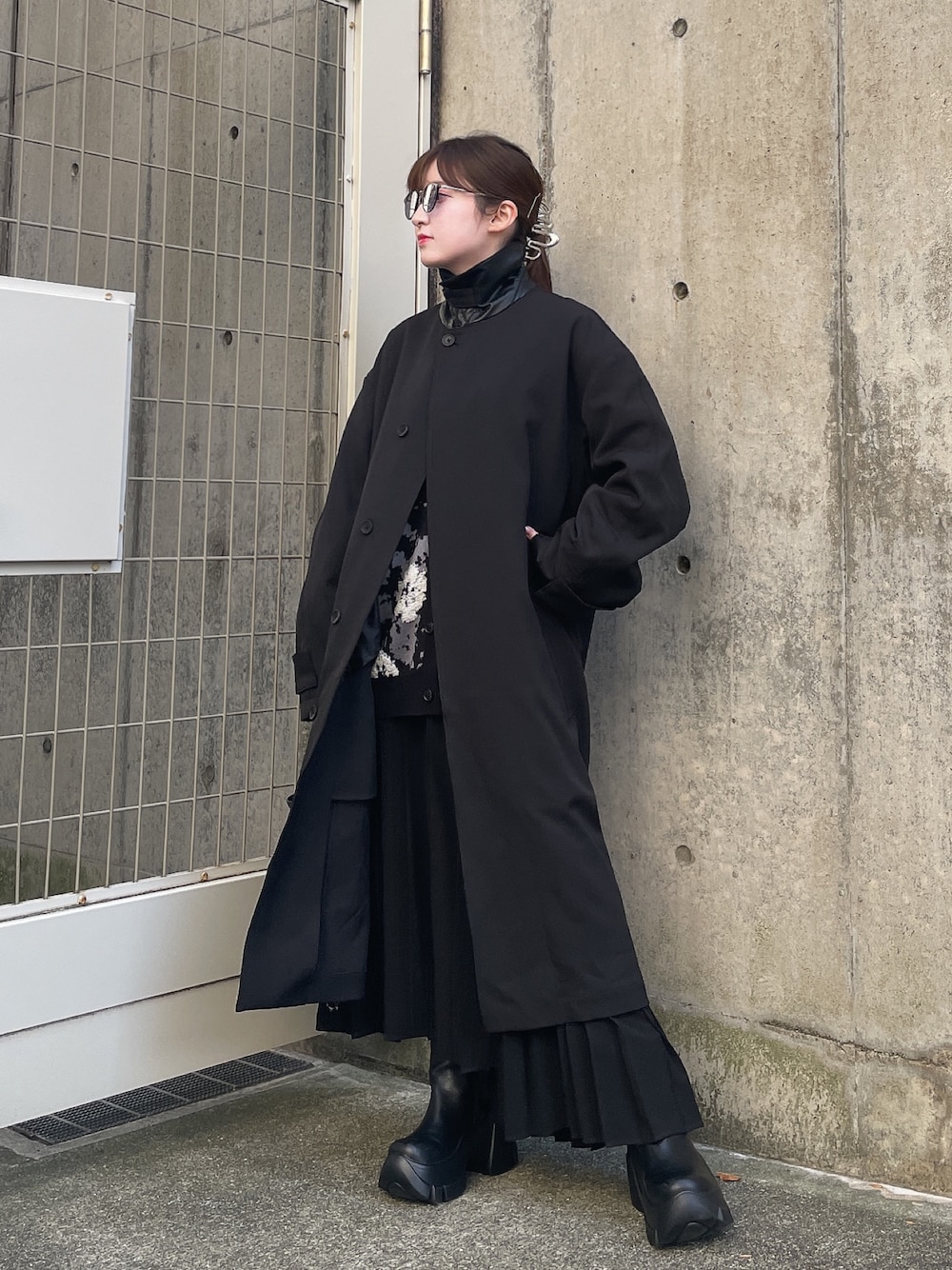 「お出かけコーデ、オトナカジュアル、大人女子、シンプルスタイル、おしゃれさんと繋がりたい、今日のコーデ、オールブラック、モード、ロングコート、モノトーン、ブルべ冬」｜「tk.TAKEO KIKUCHIのスプリングステンカラーコート（ステンカラーコート、ブラック系）」を使った、MIKAさん（レディース・154cm）の冬コーディネートの1枚目の写真