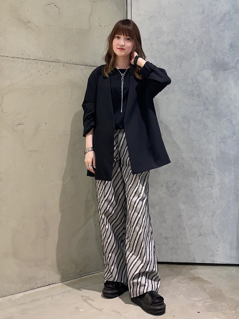 「秋服準備はじめました、きれいめカジュアル、モノトーン、ノーカラージャケット、ブラックコーデ、柄パンツ、ゆるコーデ、大人カジュアル」｜「tk.TAKEO KIKUCHIのネックレス付きクルーネック7分袖Tシャツ（Tシャツ/カットソー、ブラック系）」を使った、MIKAさん（レディース・154cm）の夏コーディネートの1枚目の写真