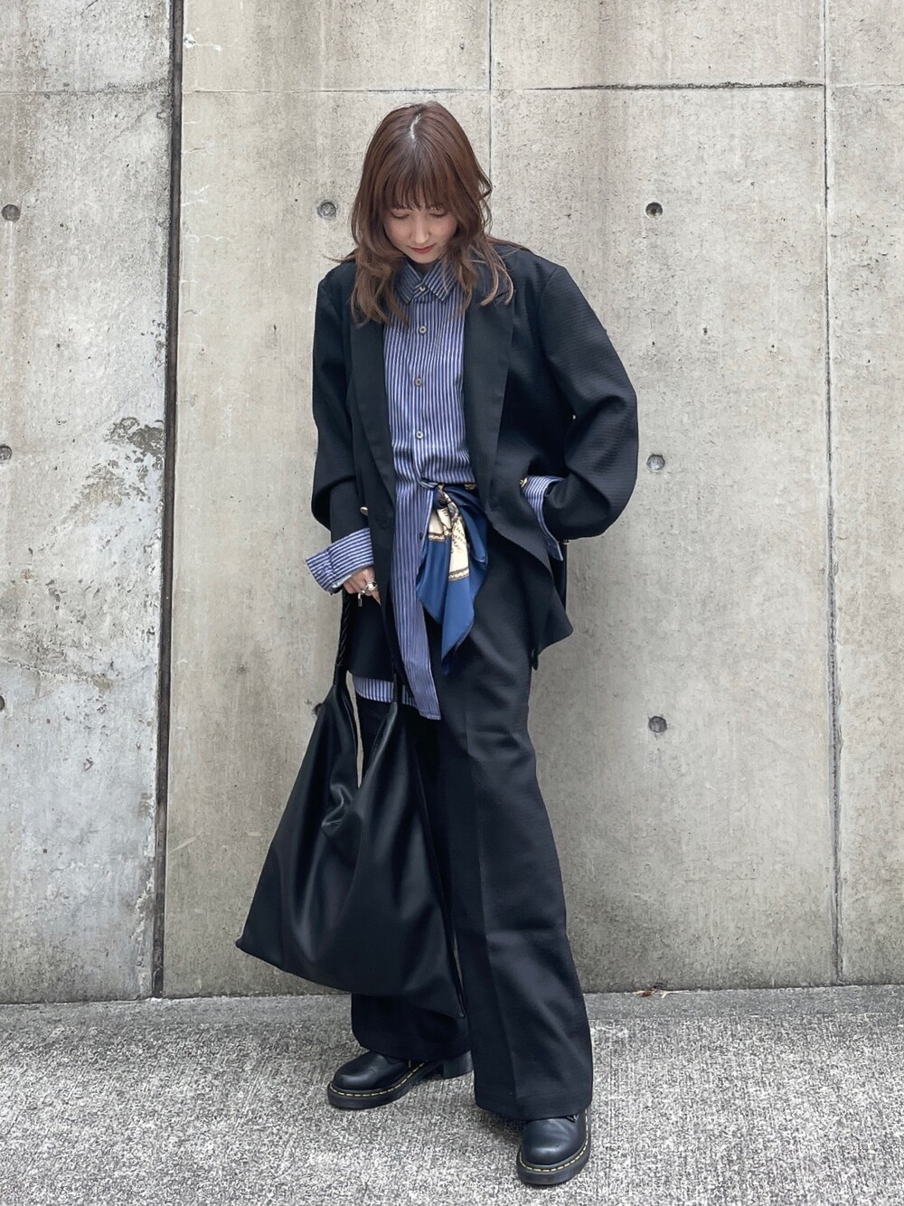 「オトナカワイイ、休日スタイル、今日のコーデ、ビッグシルエット、セットアップ、モノトーンコーデ、レイヤード、トートバッグ、ストライプシャツ」｜「tk.TAKEO KIKUCHIのスプリングツイードジャケット（テーラードジャケット、ブラック系）」を使った、MIKAさん（レディース・154cm）の冬コーディネートの1枚目の写真