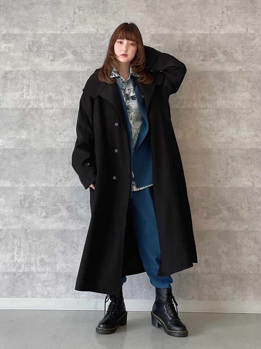 「ロングコート、セットアップ、青コーデ、オーバーサイズ、カラーコーデ、柄シャツ、モード、春コーデ、ほめられ本命コーデ、大人カジュアル」｜「tk.TAKEO KIKUCHIのスタンドカラーコート（その他アウター、ブラック系）」を使った、MIKAさん（レディース・154cm）の冬コーディネートの1枚目の写真