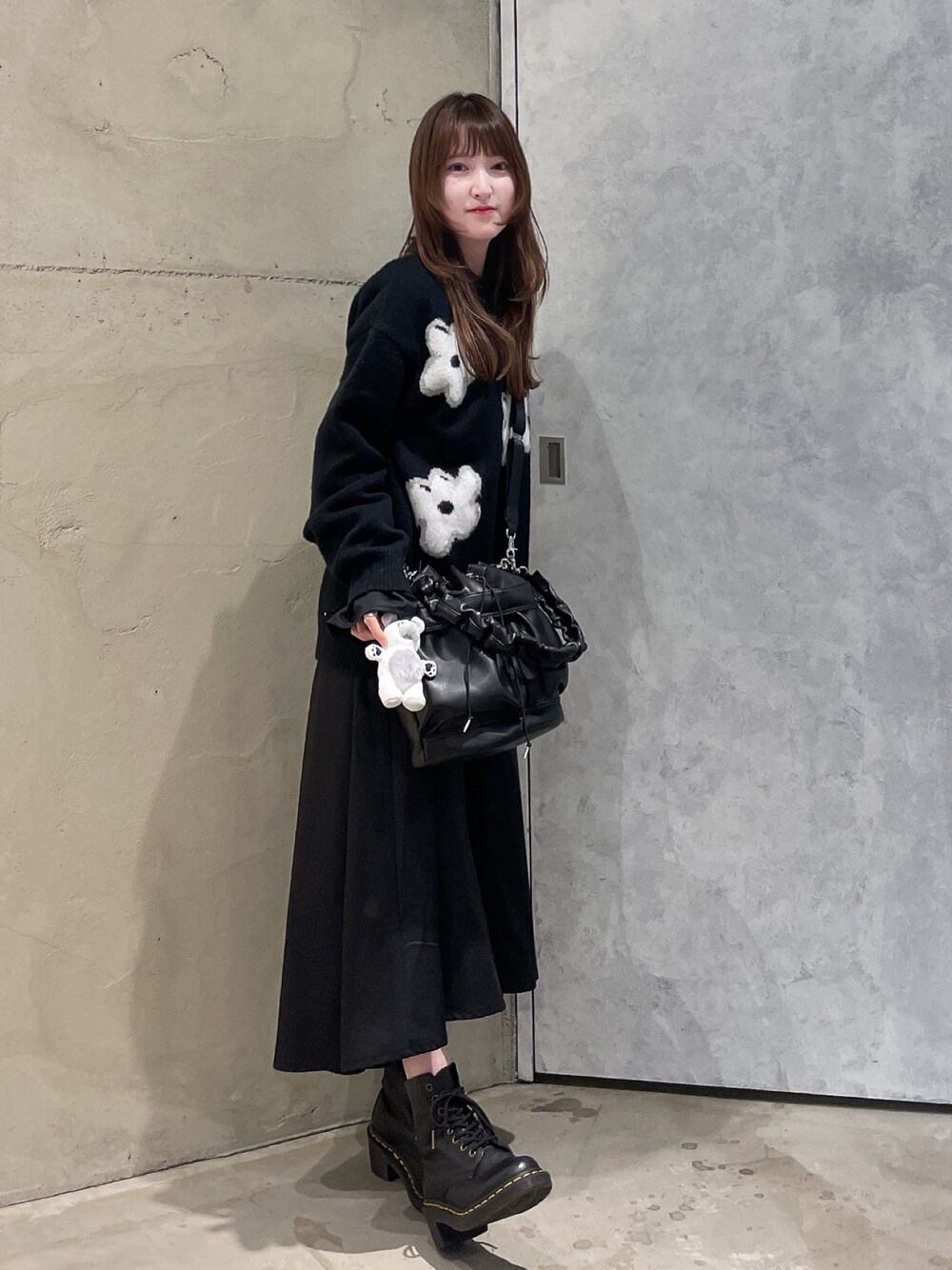 「ニット、花柄、オールブラック、モノトーン、巾着バッグ、ミニバッグ、ゆるコーデ、大人かわいい」｜「tk.TAKEO KIKUCHIのドロストヘルメットバッグ（ショルダーバッグ、ブラック系）」を使った、MIKAさん（レディース・154cm）の秋コーディネートの1枚目の写真