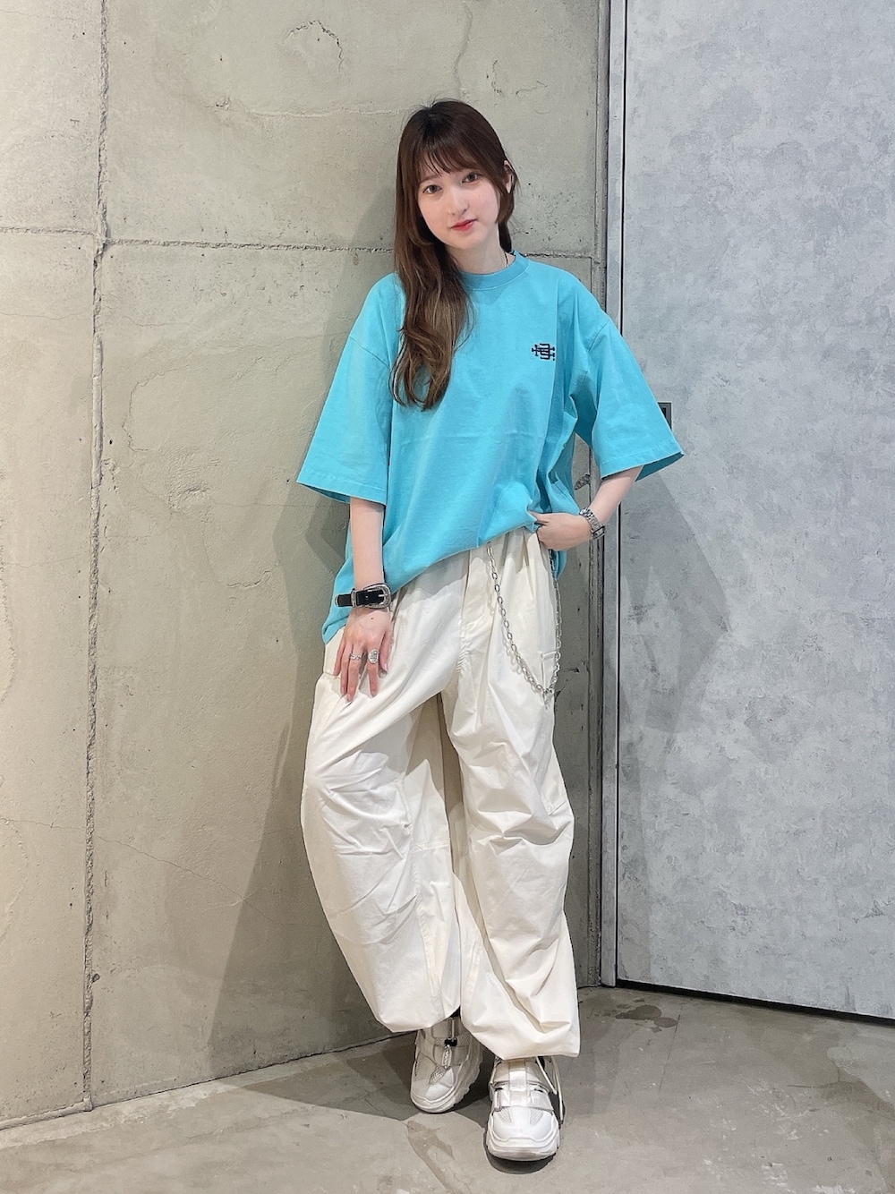 「淡色コーデ、きれいめカジュアル、Tシャツ、休日スタイル、パステルカラー、ユニセックス、カーゴパンツ、夏コーデ、いいね、save、フォローお願いします🤑、シンプルコーデ」｜「tk.TAKEO KIKUCHIのナイロンワイドカーゴパンツ（その他パンツ、ホワイト系）」を使った、MIKAさん（レディース・154cm）の春コーディネートの1枚目の写真