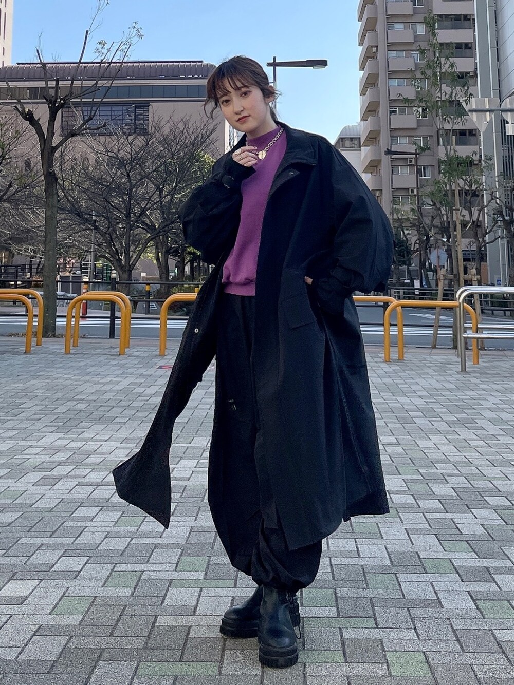 「春服デビュー宣言、韓国ファッション、ストリート、モッズコート、カーゴパンツ、モノトーンコーデ、差し色、ユニセックス、ロングコート、ブラックコーデ」｜「tk.TAKEO KIKUCHIのバギーカーゴパンツ（その他パンツ、ブラック系）」を使った、MIKAさん（レディース・154cm）の春コーディネートの1枚目の写真