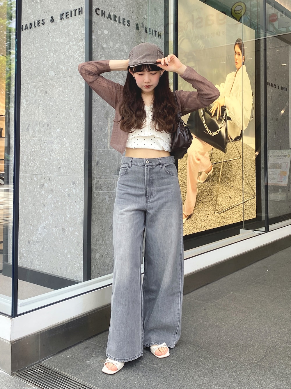 グレー系のデニムパンツ、その他のキャミソール、ブラウン系のカーディガン/ボレロを着用したレディースの夏コーディネートの1枚目の写真