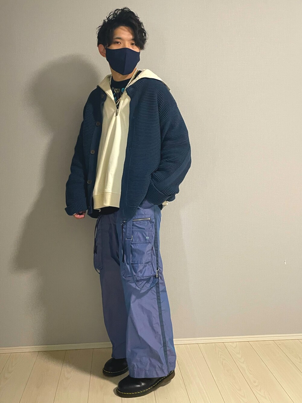 「おしゃれさんと繋がりたい、服好きな人と繋がりたい、大人カジュアル、秋冬コーデ、カジュアル、カーディガン、ハーフジップ、ブルー、ミリタリーパンツ、レイヤードスタイル」｜「Dr. Martensのアイテム（シューズ、ブラック系）」を使った、UW168さん（メンズ・175cm）の冬コーディネートの1枚目の写真
