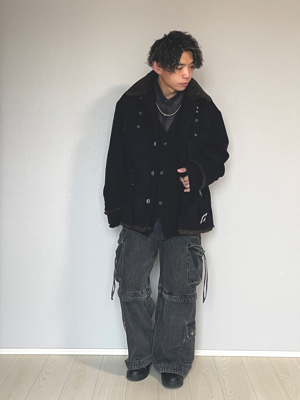 「服好きな人と繋がりたい、おしゃれさんと繋がりたい、メンズファッション、カジュアルコーデ、ファッションを楽しもう、大人コーデ、ダークトーンコーデ、キレイめカジュアル、デニム、カーゴパンツ、メゾンスペシャル、冬コーデ」｜「MAISON SPECIALの《ユニセックスアイテム》ビッグポケット2WAYバギーデニムカーゴパンツ【MAISON SPECIAL/メゾンスペシャル】■セットアップ対応■（デニムパンツ、ブラック系）」を使った、UW168さん（メンズ・175cm）の冬コーディネートの1枚目の写真