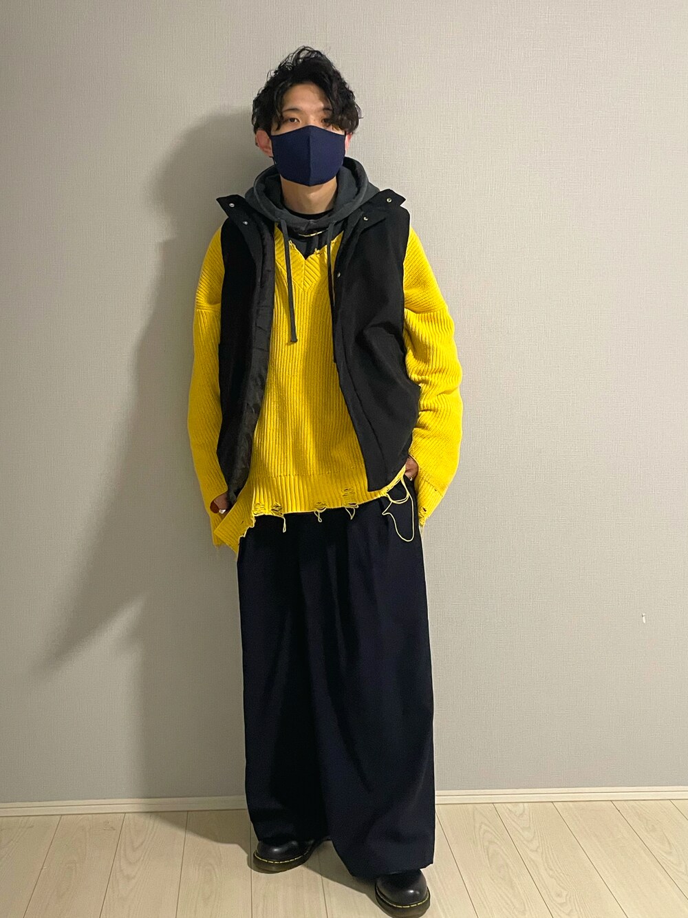 「おしゃれさんと繋がりたい、服好きな人と繋がりたい、カジュアルコーデ、ベスト、レイヤードスタイル、パーカー、ダメージ、イエロー、ブイネックニット、ワイドパンツ、ドクターマーチン、カジュアル、メンズコーデ」｜「Dr. Martensのアイテム（シューズ、ブラック系）」を使った、UW168さん（メンズ・175cm）の冬コーディネートの1枚目の写真