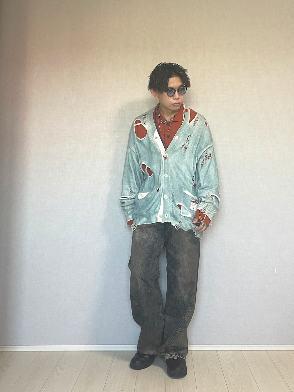 「服好きな人と繋がりたい、おしゃれさんと繋がりたい、メンズファッション、カジュアルコーデ、カーディガン、秋っぽコーデ更新中、オレンジ、デニム、ミハラヤスヒロ(MIHARAYASUHIRO)、メゾンスペシャル、WYM、WYM LIDNM、NIKE、エアフォースワン、ストリート」｜「NIKEのナイキ エア フォース 1 '07 メンズシューズ / Nike Air Force 1 '07 Men's Shoes CW2288-001 Black（スニーカー、ブラック系）」を使った、UW168さん（メンズ・175cm）の秋コーディネートの1枚目の写真
