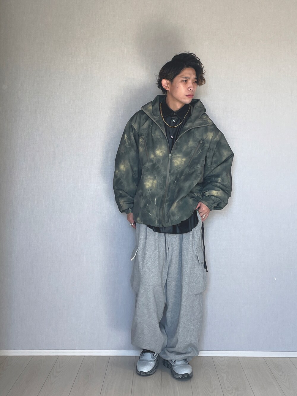 「服好きな人と繋がりたい、おしゃれさんと繋がりたい、オトナカジュアル、冬のコーデ、カジュアル、スウェット、スウェットカーゴ、レザーシャツ、スウェットパンツ、soerte、メゾンスペシャル、ブーツ」｜「MAISON SPECIALの《UNISEX》【SPECIAL SHOES FACTORY COLLABORATION】Vibram Sole Lace-Up Boots Made In TOKYO/東京産ビブラムソールレースアップブーツ【MAISON SPECIAL/メゾンスペシャル】（ブーツ、ホワイト系）」を使った、UW168さん（メンズ・175cm）の冬コーディネートの1枚目の写真