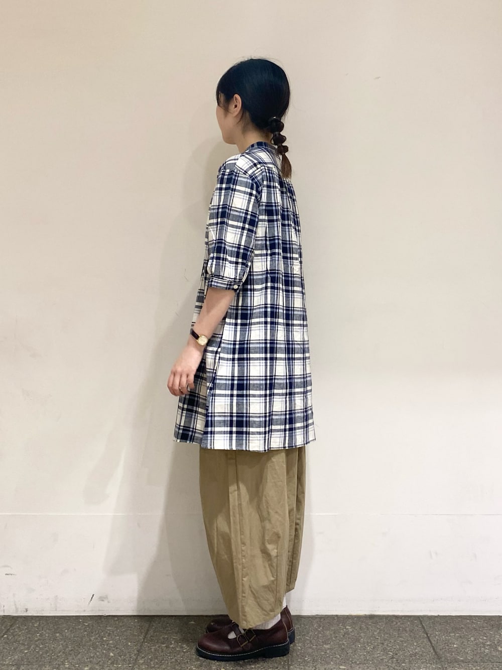 ブルー系のシャツ/ブラウス、ベージュ系のその他パンツを着用したレディースの夏コーディネートの1枚目の写真