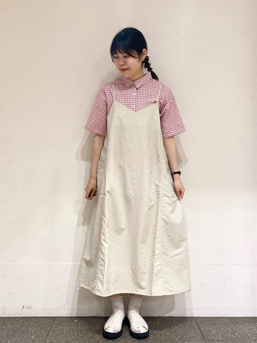 ピンク系のシャツ/ブラウスを着用したレディースの夏コーディネートの1枚目の写真