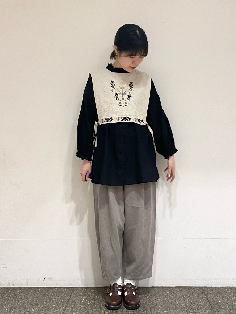 「カジュアル、カジュアルガーリー、ゆるコーデ、ブラウス、ベスト、コクーンパンツ、リネン、イージーケア、刺繍、夏服、初夏コーデ、Samansa Mos2」｜「Samansa Mos2の【イージーケア】柄アソートリネン混フリルチュニック（シャツ/ブラウス、ブラック系）」を使った、やのさん（レディース・163cm）の春コーディネートの1枚目の写真