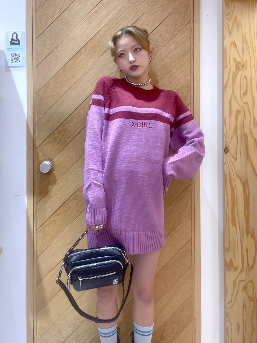 ピンク系のワンピース、ブラック系のショルダーバッグ、グレー系のソックス/靴下を着用したレディースの秋コーディネートの1枚目の写真