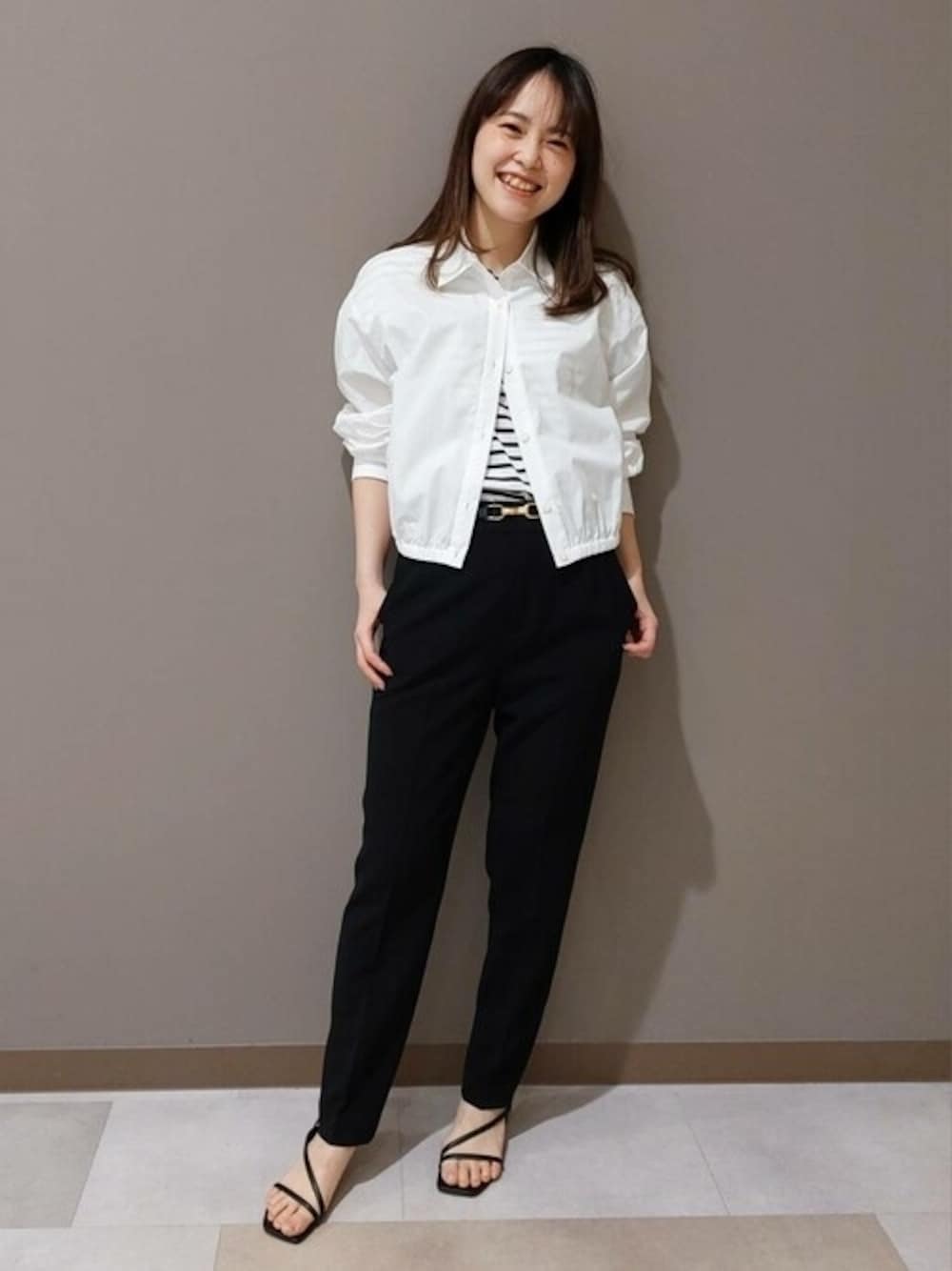 「ボーダー、白シャツ、Tシャツ、ボーダートップス、パンツスタイル、アンタイトル、シャツスタイル、モノトーン、春夏コーデ」｜「UNTITLEDのアイテム（シャツ/ブラウス、ホワイト系）」を使った、ジェイアール名古屋タカシマヤさん（レディース・160cm）の春コーディネートの1枚目の写真