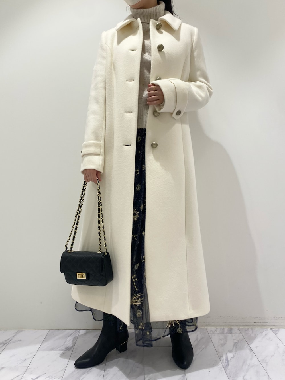 「キレイめ、ロングコート、デート、ルル・ウィルビー、LOULOUWILLOUGHBY、冬コーデ、クリスマスに着たい服、ニット、ホワイトコーデ、タートルネック」｜「LOULOU WILLOUGHBYのアイテム（ジャケット/アウター、ホワイト系）」を使った、ジェイアール名古屋タカシマヤさん（レディース・160cm）の冬コーディネートの1枚目の写真