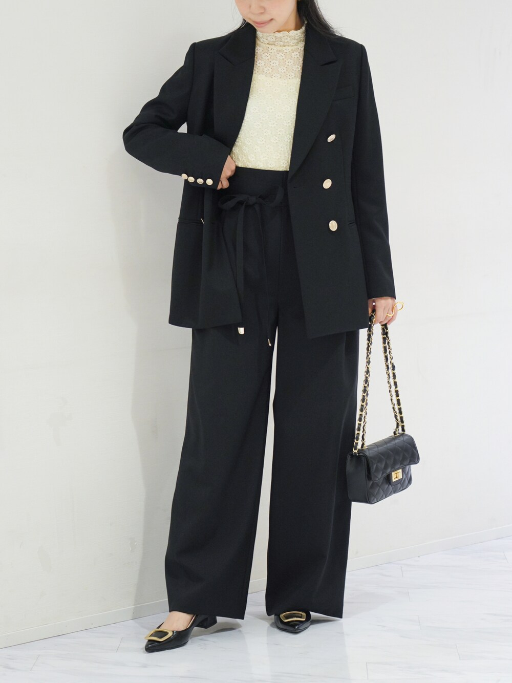 「ジャケット、ワイドパンツ、チェーンバッグ、秋コーデ、オフィスコーデ、soierie、ソワリー、秋服準備はじめました、LOULOUWILLOUGHBY、ルル・ウィルビー」｜「LOULOU WILLOUGHBYのアイテム（ジャケット/アウター、ブラック系）」を使った、ジェイアール名古屋タカシマヤさん（レディース・160cm）の秋コーディネートの1枚目の写真