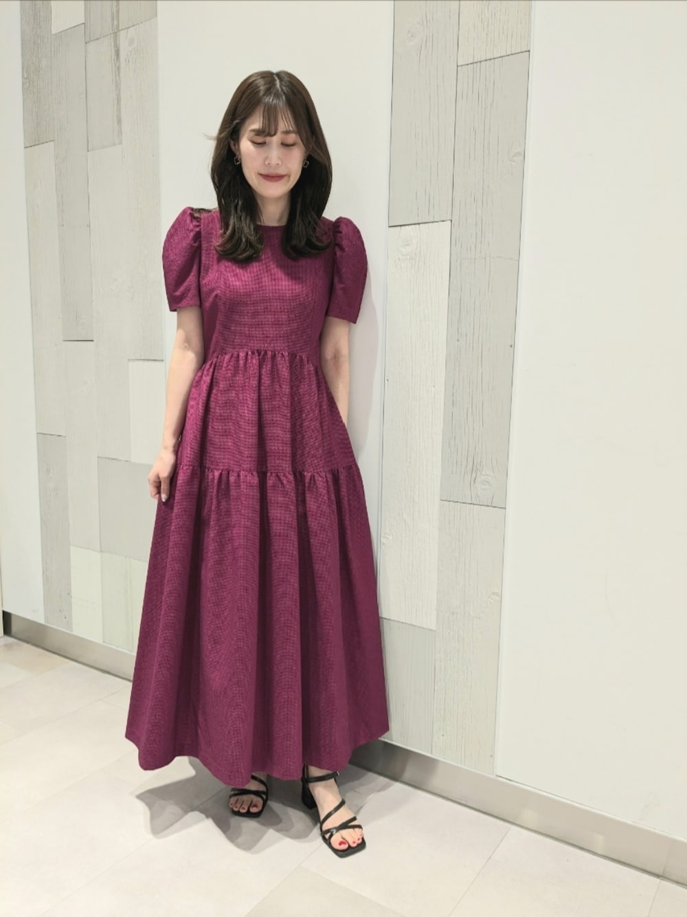 「初夏コーデ、春夏コーデ、ワンヒース、ワンピーススタイル、ピンク、チェック、ギンガムチェック、ティアードワンピース、キレイめ」｜「エムマーリエルカセットのアイテム（ワンピース、ピンク系）」を使った、ジェイアール名古屋タカシマヤさん（レディース・160cm）の春コーディネートの1枚目の写真