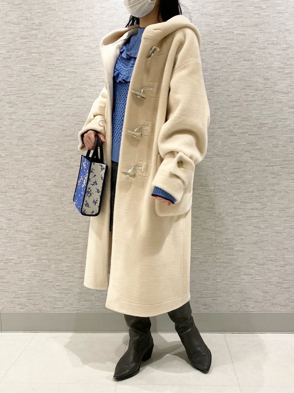 「クリスマスに着たい服、冬コーデ、大人カジュアル、ブーツスタイル、あったかコーデ、ファーファー(FURFUR)、ニット、カジュアル、ホワイトコーデ、デート」｜「FURFURのアイテム（ジャケット/アウター、ホワイト系）」を使った、ジェイアール名古屋タカシマヤさん（レディース・155cm）の冬コーディネートの1枚目の写真