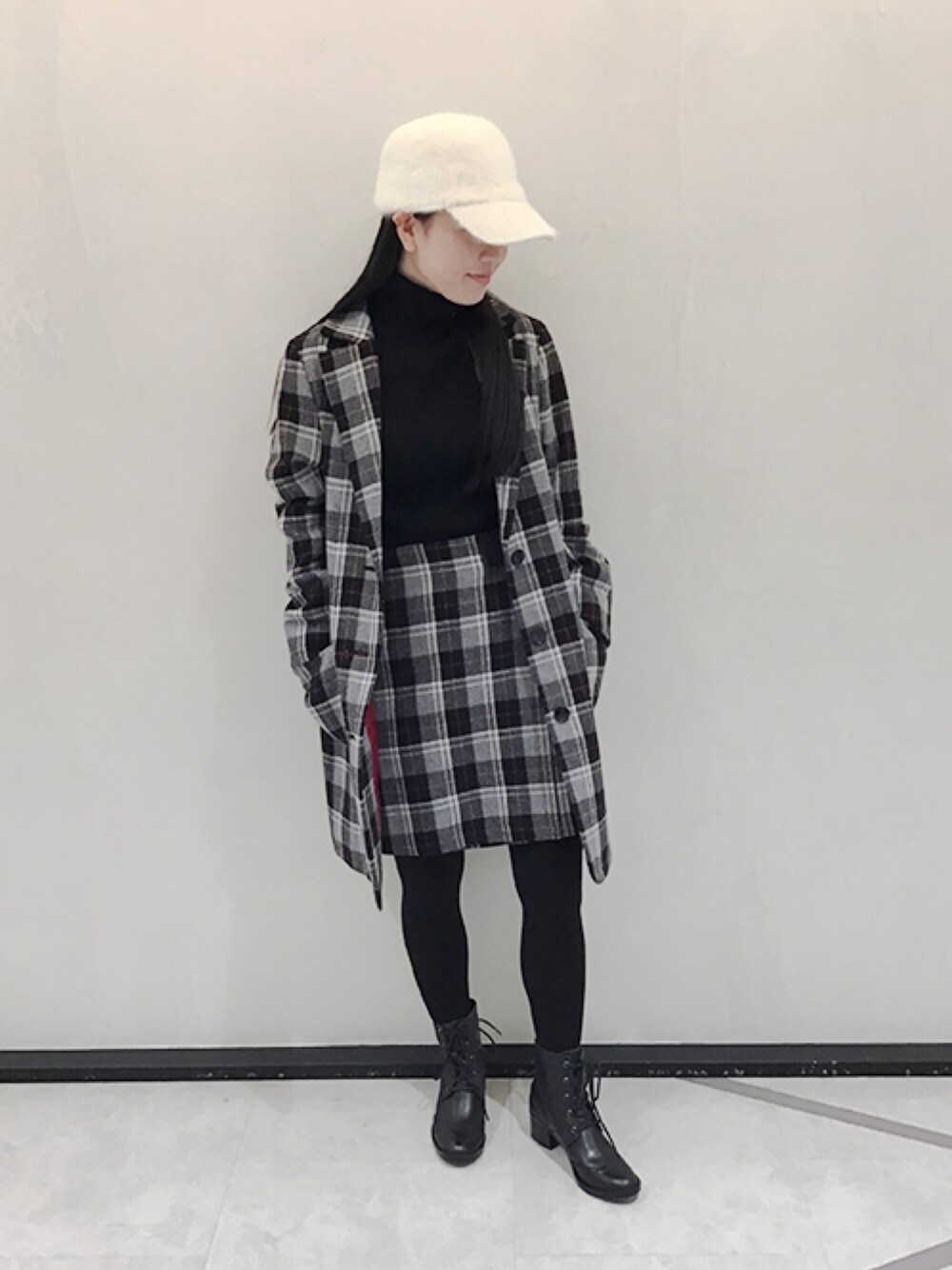 「チェック、コート、チェックスカート、アニエスベー、トゥービーバイアニエスベー、tobbyagnesb」｜「To b. by agnes b.のアイテム（ジャケット/アウター、ブラック系）」を使った、ジェイアール名古屋タカシマヤさん（レディース・160cm）の秋コーディネートの1枚目の写真