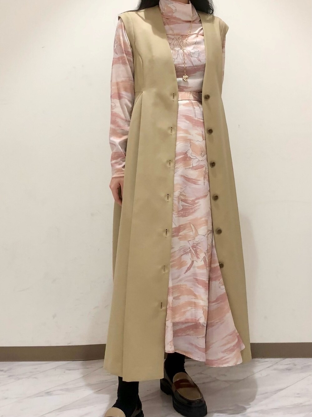 「#春コーデ、春カラー、ジレ、おしゃれさんと繋がりたい、春服デビュー宣言、大人かわいい」｜「FURFURのアイテム（その他アウター、ベージュ系）」を使った、ジェイアール名古屋タカシマヤさん（レディース・160cm）の春コーディネートの1枚目の写真