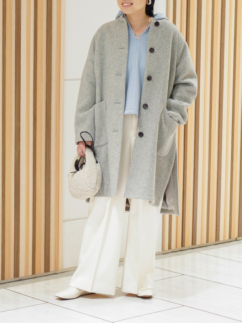 「コート、パンツ、ワイドパンツ、白パンツ、パンツコーデ、フーディー、qualite、カリテ(qualite)、スタンドカラーコート、メゾン カリテ」｜「メゾン カリテのアイテム（ジャケット/アウター、グレー系）」を使った、ジェイアール名古屋タカシマヤさん（レディース・160cm）の秋コーディネートの1枚目の写真