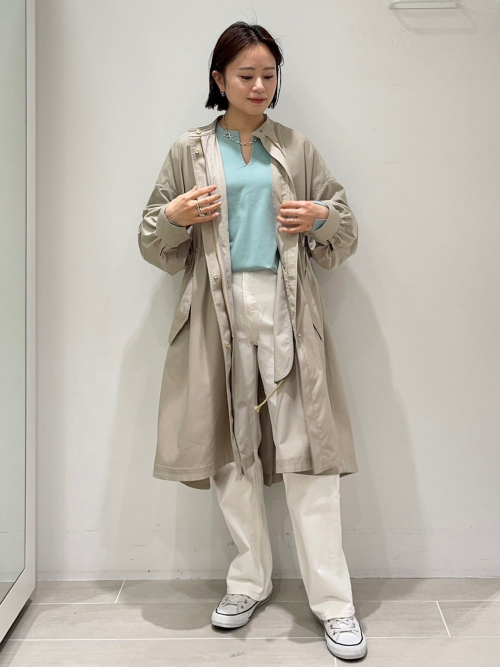 「シンプルスタイル、大人かわいい、楽チンコーデ、春コーデ、春アウター、カリテ(qualite)、メゾン カリテ、ベージュ、スキニー、マウンテンコート」｜「qualiteのアイテム（ジャケット/アウター、ベージュ系）」を使った、ジェイアール名古屋タカシマヤさん（レディース・160cm）の冬コーディネートの1枚目の写真