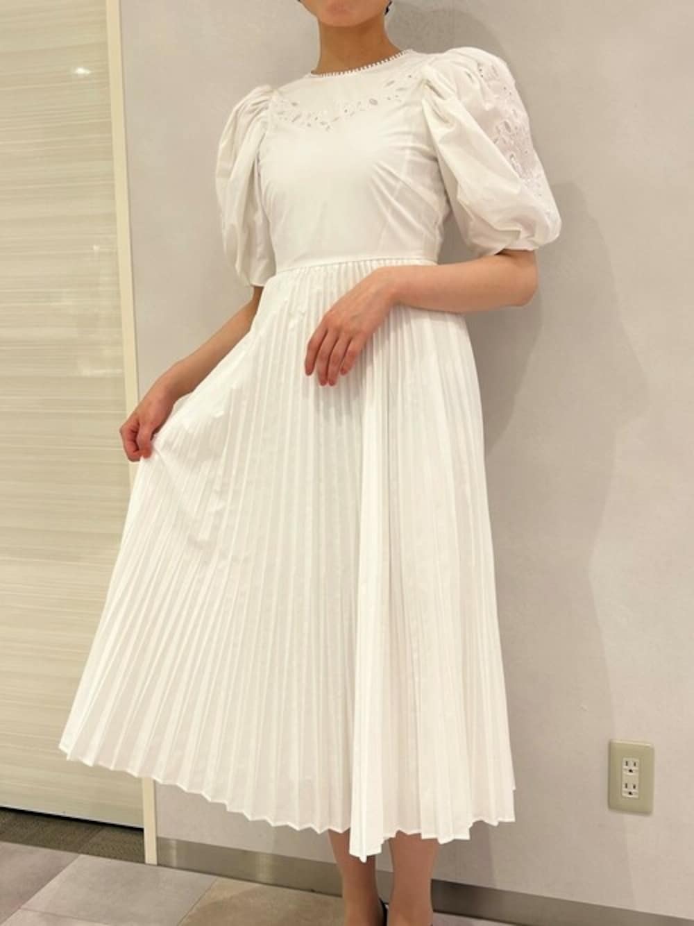 「ワンピース、デートスタイル（WOMEN）、デートコーデ、ワンピーススタイル、白ワンピース、刺繍ワンピース」｜「CELFORDのアイテム（ワンピース、ホワイト系）」を使った、ジェイアール名古屋タカシマヤさん（レディース・160cm）の夏コーディネートの1枚目の写真