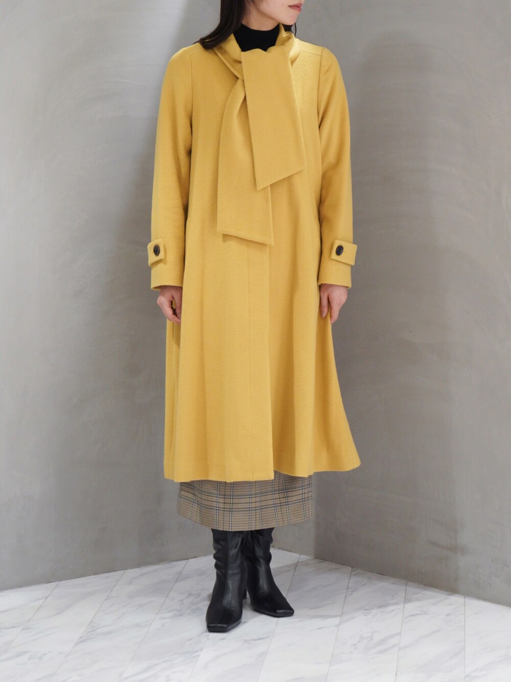 イエロー系のジャケット/アウターを着用したレディースの秋コーディネートの1枚目の写真