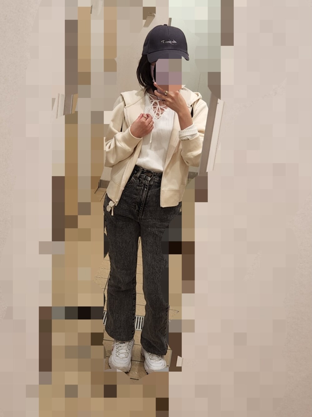 「カジュアルコーデ、今日のコーデ、低身長コーデ、ootd、プチプラ、クロップド丈、パーカー、スニーカーコーデ、UNIQLO、NWITH.、FILA、オトナ女子、ラクチンコーデ」｜「newhattanのアイテム（キャップ、ブラック系）」を使った、みかん大福さん（レディース・148cm）の秋コーディネートの1枚目の写真
