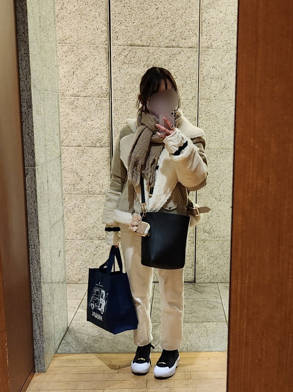 「休日スタイル、今日のコーデ、カジュアル、プチプラ、楽チンコーデ、スニーカーコーデ、骨格ウェーブ、低身長、低身長コーデ、GU、PAGEBOY、adidas、NWITH.、ホワイトコーデ、淡色コーデ」｜「N WITH.のアイテム（マフラー、ベージュ系）」を使った、みかん大福さん（レディース・148cm）の冬コーディネートの1枚目の写真