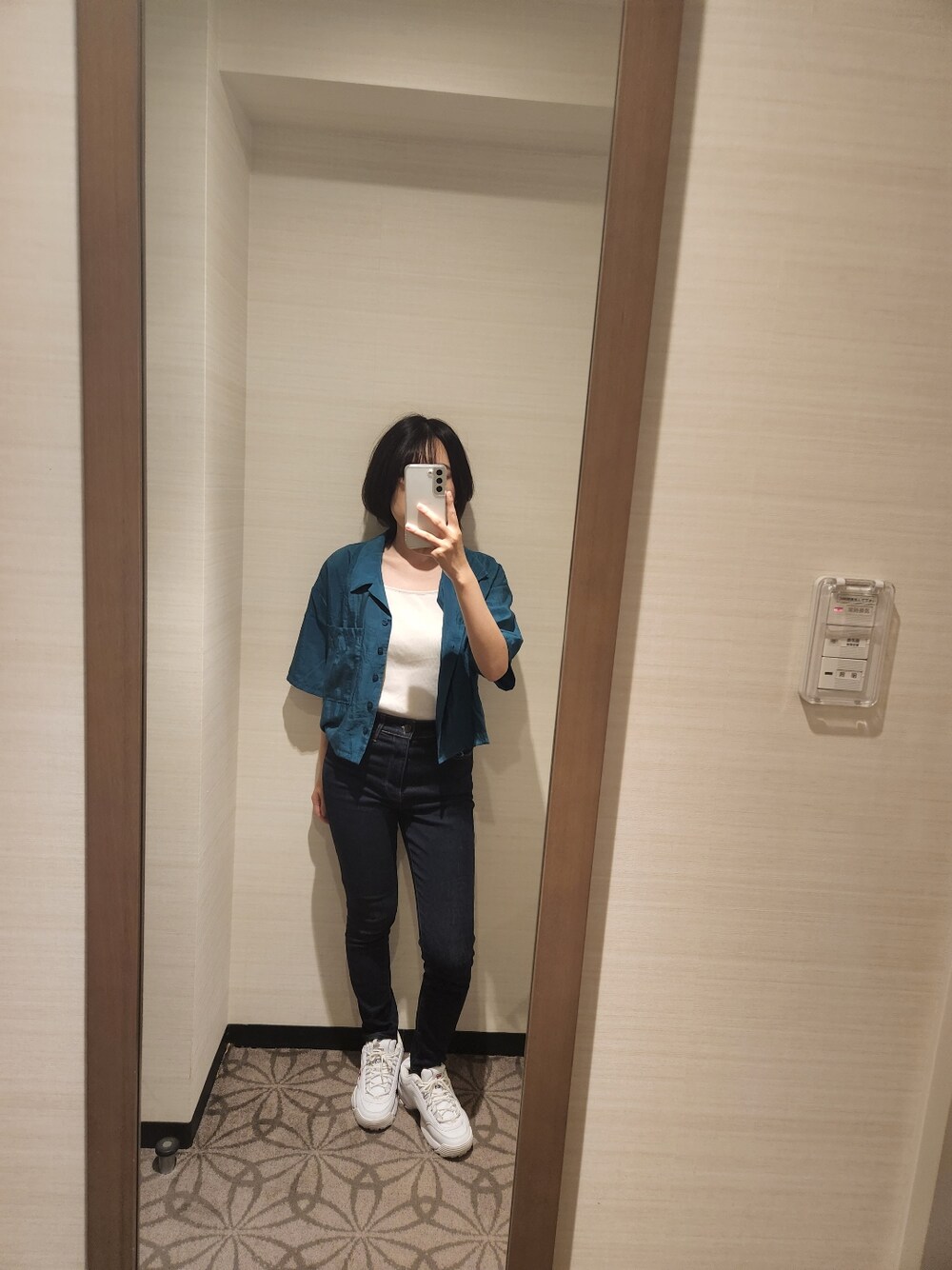 「低身長女子、スニーカー、シャツスタイル」｜「PAGEBOYのニットスクエアタンク（タンクトップ、ホワイト系）」を使った、みかん大福さん（レディース・148cm）の夏コーディネートの1枚目の写真