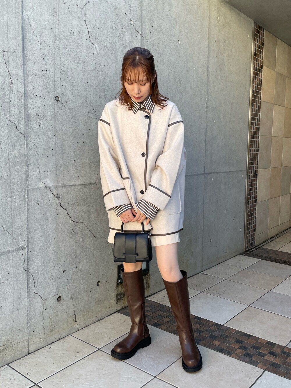 「シンプルスタイル、秋服、秋色コーデ、淡色コーデ、淡色女子、ワントーンコーデ、ロングブーツ、パイピングコート、プチプラ」｜「CPCMのフェイクウールパイピングコート（ノーカラーコート、ホワイト系）」を使った、みゅうさん（レディース・163cm）の秋コーディネートの1枚目の写真