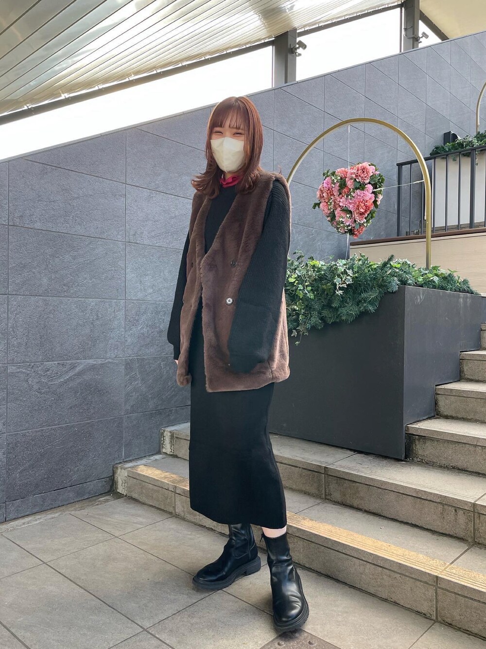 「冬コーデ、秋コーデ、あったかコーデ、ブーツ、ワンピース、ゆるコーデ、骨格ウェーブ、ニットコーデ、ニットワンピース、ファーベスト、きれいめカジュアル、秋冬コーデ、高身長女子、プチプラコーデ、プチプラ」｜「CPCMのフェイクレザー×ファーベスト（ベスト、ブラウン系）」を使った、みゅうさん（レディース・163cm）の秋コーディネートの1枚目の写真