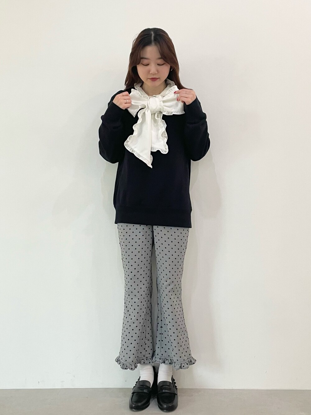 「着回しコーデ、リボン、フレアパンツ、スエット、大人カジュアル、ローファー、骨格ナチュラル、160cm、今日のコーデ、ootd」｜「MIRO AMURETTEのribbon tie blouse（シャツ/ブラウス、ホワイト系）」を使った、YUKAさん（レディース・160cm）の冬コーディネートの1枚目の写真
