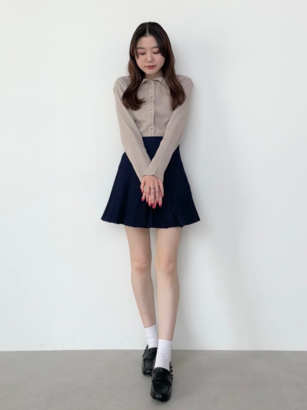 「春コーデ、お出かけコーデ、着回しコーデ、デニム、プリーツスカート、ミニ丈、ローファー、ootd、骨格ナチュラル、今日のコーデ」｜「MIRO AMURETTEの2way heart button cardigan/ハートボタンカーディガン（カーディガン/ボレロ、ブラウン系）」を使った、YUKAさん（レディース・160cm）の春コーディネートの1枚目の写真