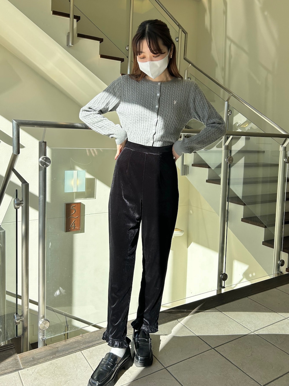 「スクエアトゥ、モノトーン、ベロア、パンツスタイル、カーティガン、ローファー、春服」｜「MIRO AMURETTEのvelour frill pants（その他パンツ、ブラック系）」を使った、YUKAさん（レディース・160cm）の冬コーディネートの1枚目の写真