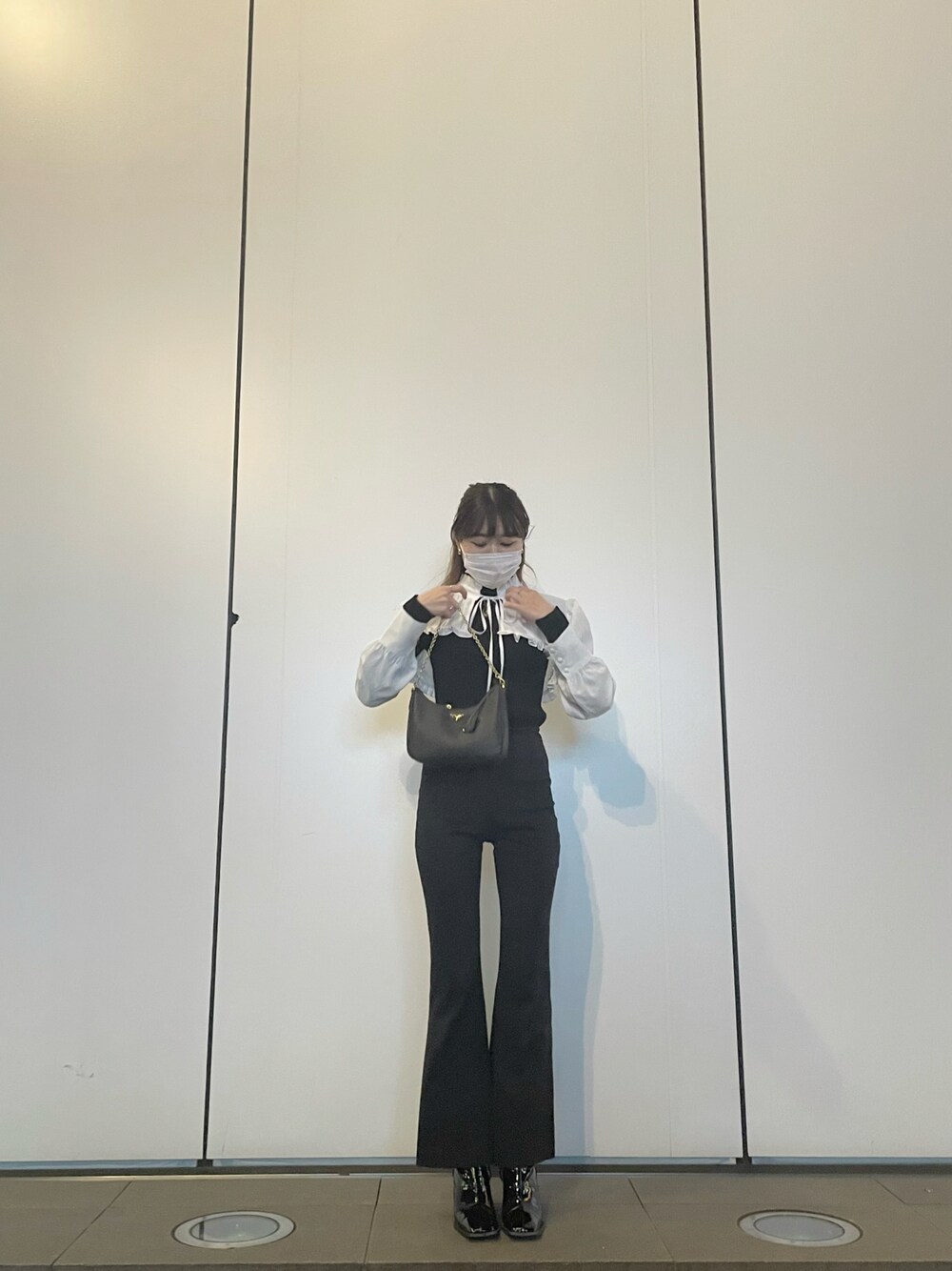 ホワイト系のシャツ/ブラウス、ブラック系のその他パンツ、ブラック系のニット/セーターを着用したレディースの夏コーディネートの1枚目の写真