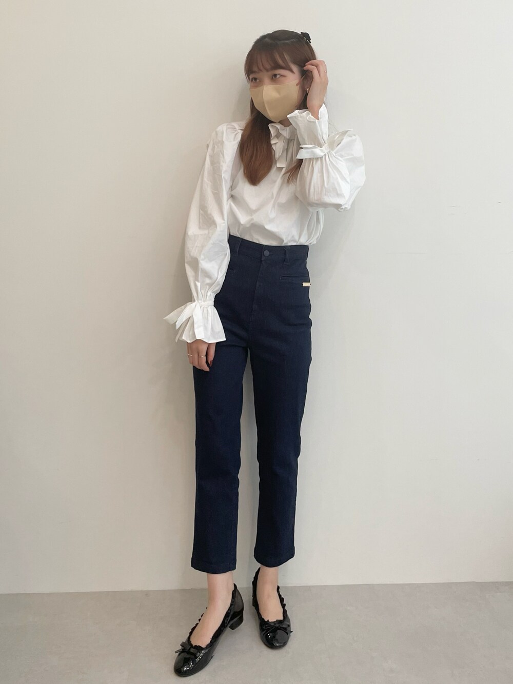 「秋のコーデ、秋服準備はじめました、オトナカジュアル、パンツスタイル、デニムコーデ、ブラウス、フレンチガーリー、160㎝コーデ、160㎝、秋服、アパレルスタッフ、デニム、骨格ナチュラル、大人コーデ、シンプル」｜「MIRO AMURETTEのvolume ribbon blouse（シャツ/ブラウス、ホワイト系）」を使った、YUKAさん（レディース・160cm）の秋コーディネートの1枚目の写真