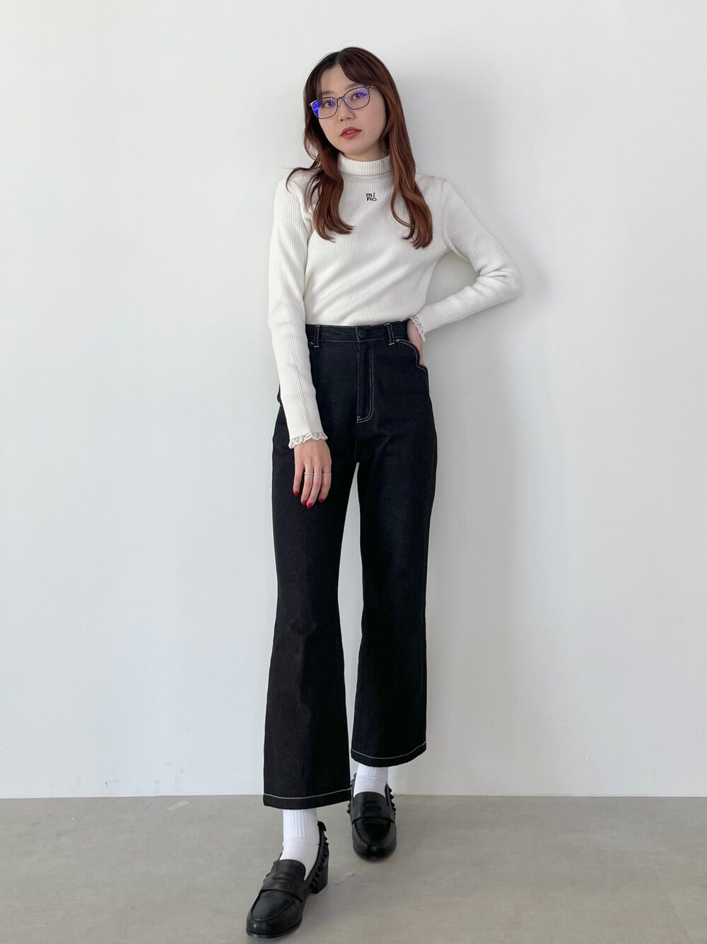 「タートルネック、デニム、ローファー、春服、今日のコーデ、出勤コーデ、骨格ナチュラル、大人カジュアル、おしゃれさんと繋がりたい、ootd、シンプルコーデ、カジュアル」｜「MIRO AMURETTEのMIRO lace turtleneck（ニット/セーター、ホワイト系）」を使った、YUKAさん（レディース・160cm）の冬コーディネートの1枚目の写真