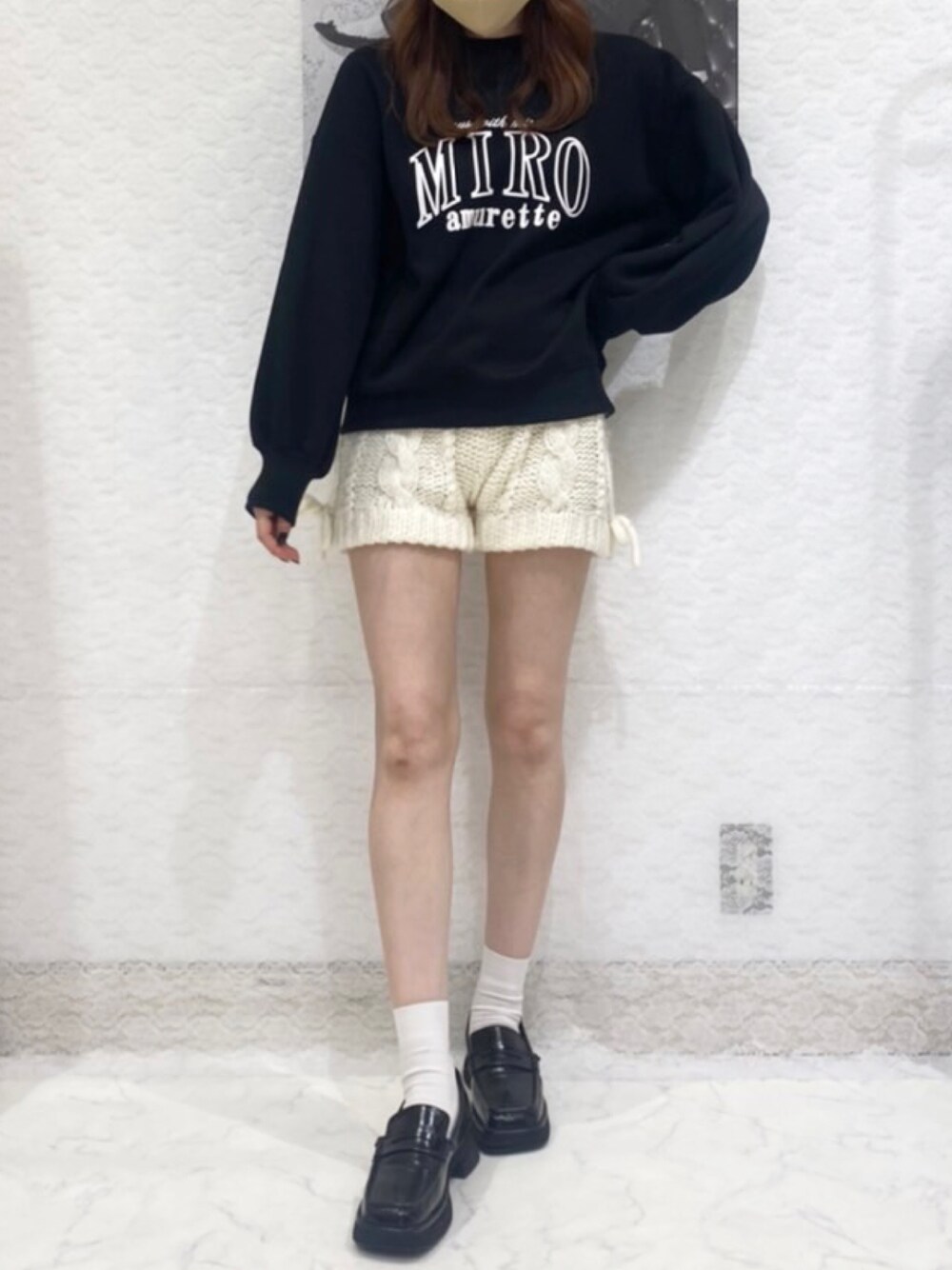 「オトナ女子、秋コーデ、秋冬コーデ、シンプルスタイル、スエット、ニットパンツ、160cm、骨格ナチュラル、miroamurette、きれいめカジュアル、カジュアル、おしゃれさんと繋がりたい、パンツスタイル、ロゴスウェット」｜「MIRO AMURETTEのアイテム（スウェット、ブラック系）」を使った、YUKAさん（レディース・160cm）の秋コーディネートの1枚目の写真
