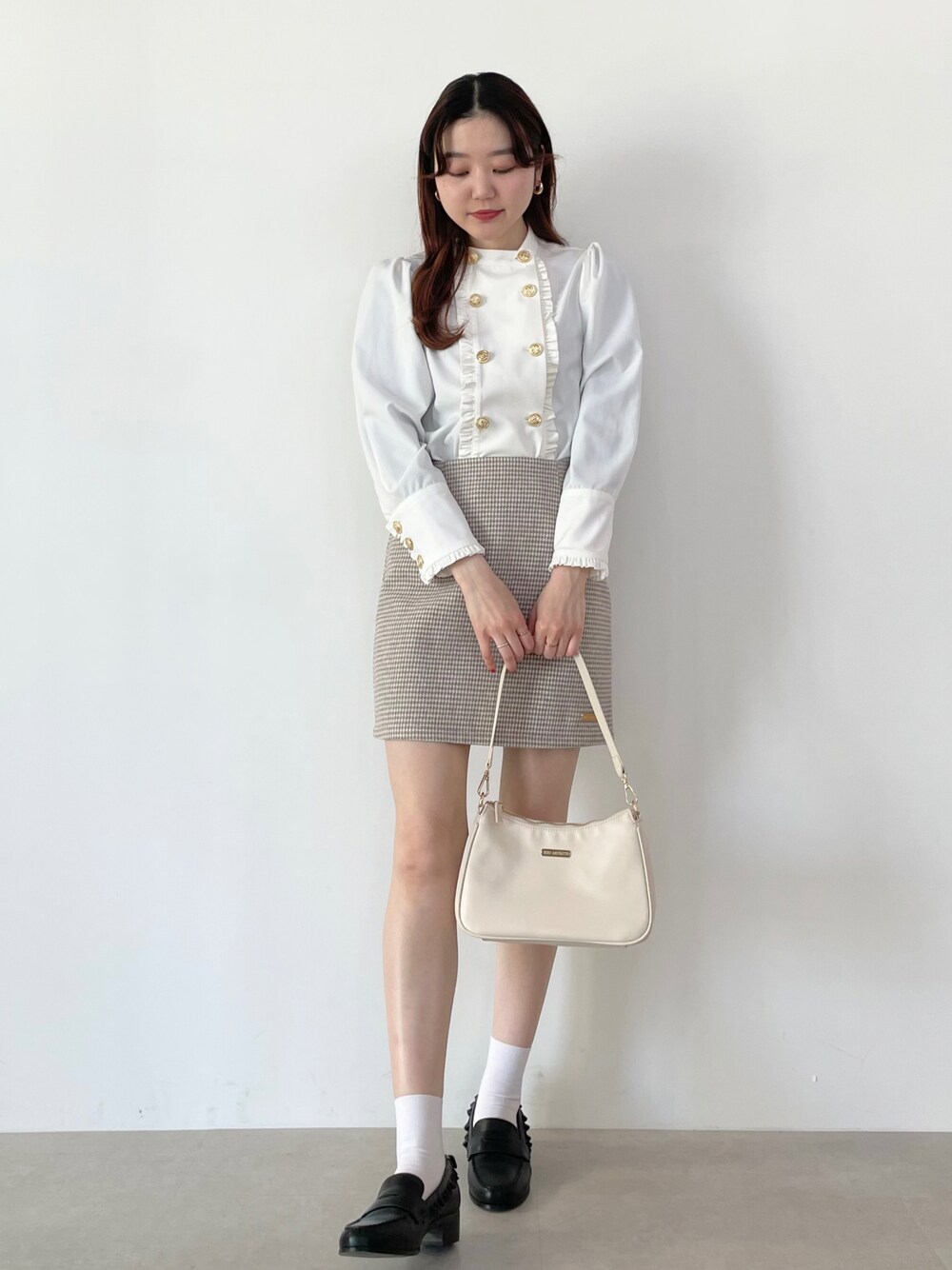 「ブラウス、千鳥柄、ミニスカート、ワントーンコーデ、淡色コーデ、ローファー、骨格ナチュラル、ootd、今日のコーデ」｜「MIRO AMURETTEのclassical button blouse（シャツ/ブラウス、ホワイト系）」を使った、YUKAさん（レディース・160cm）の春コーディネートの1枚目の写真