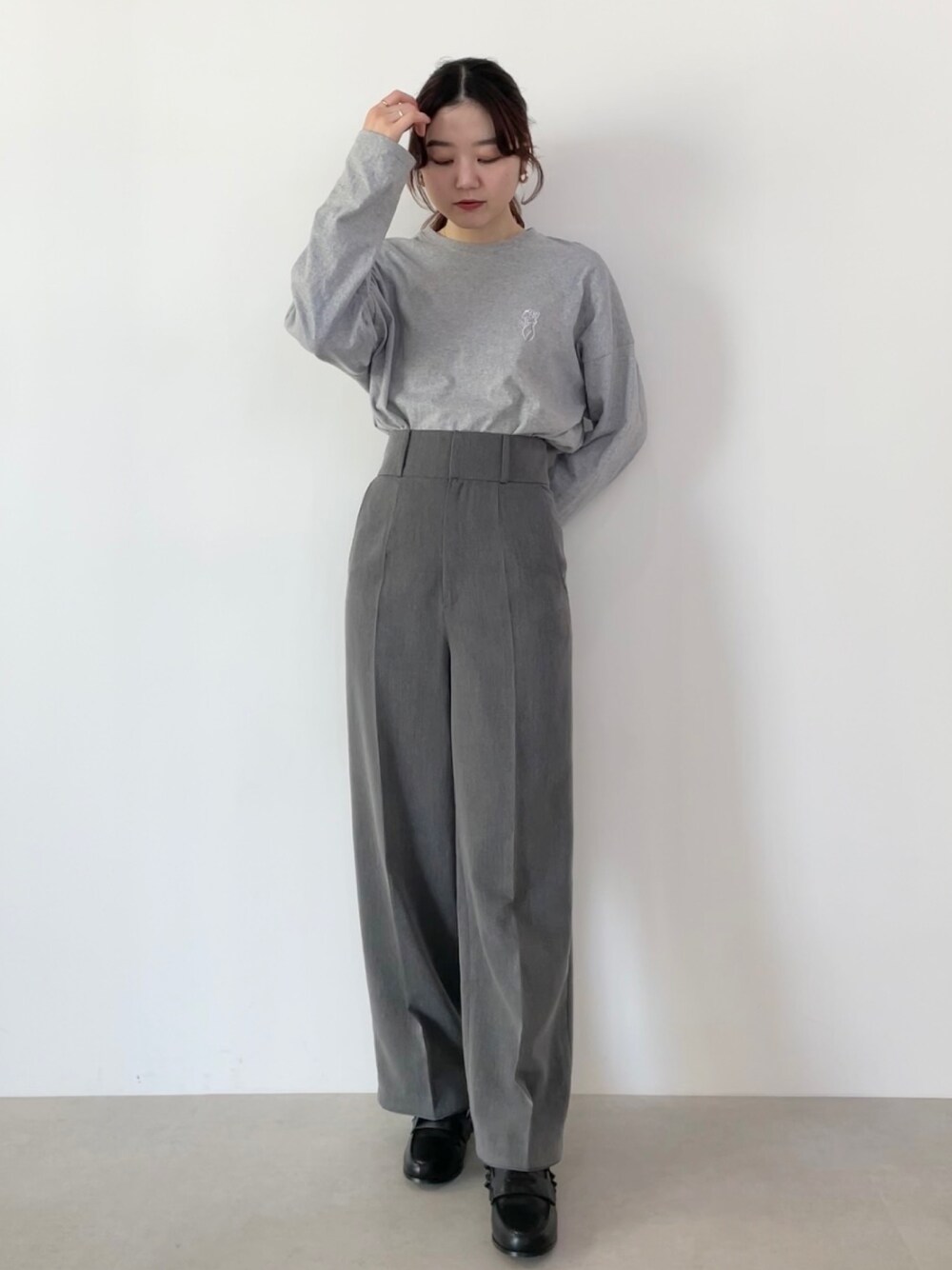 「ロンT、スラックス、ローファー、ワントーンコーデ、グレー、プリントT、大人カジュアル、今日のコーデ、ootd、シンプル、シンプルコーデ、骨格ナチュラル」｜「MIRO AMURETTEのMIRO penny loafer（ローファー、ブラック系）」を使った、YUKAさん（レディース・160cm）の春コーディネートの1枚目の写真