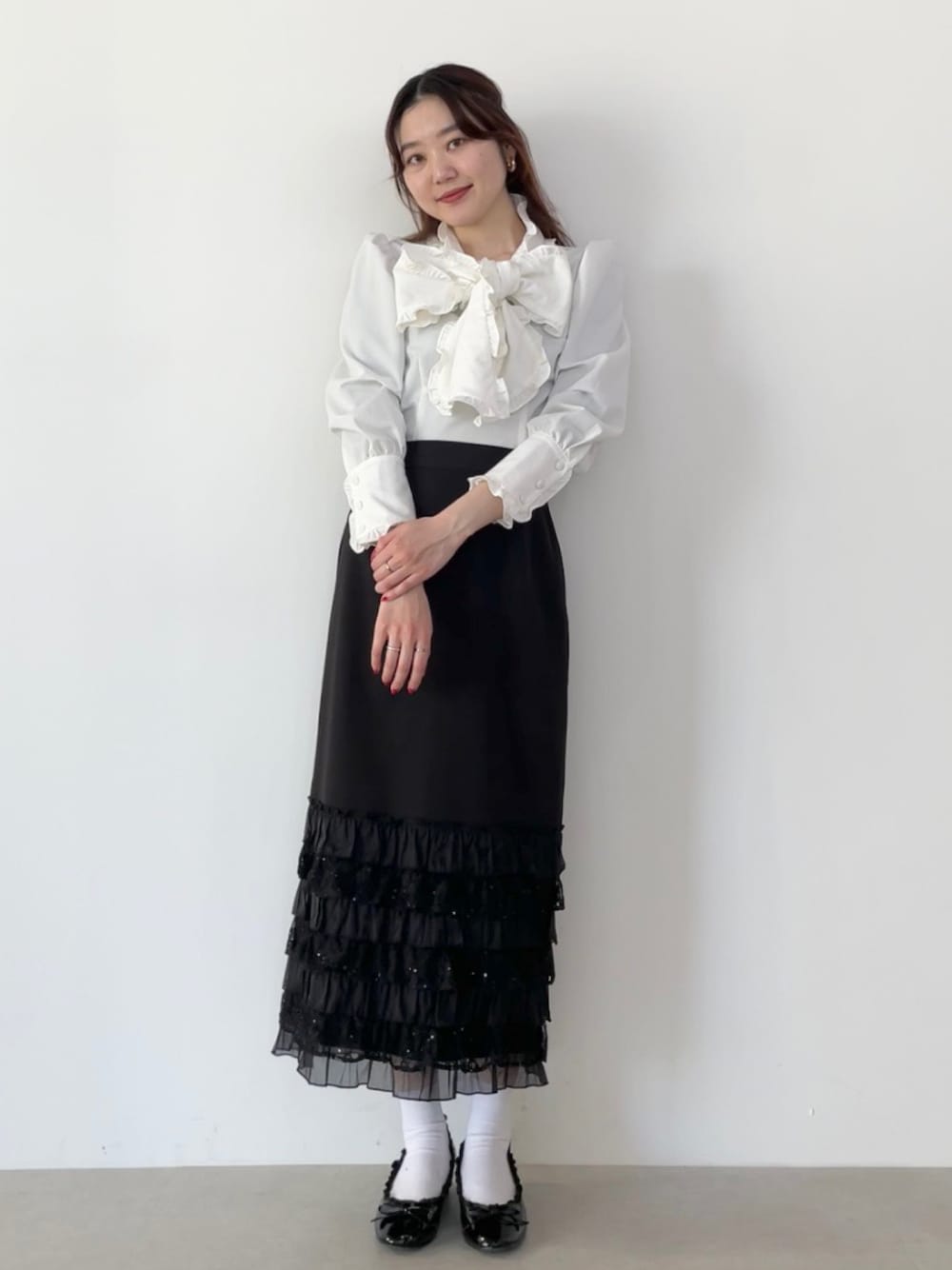 「リボン、白ブラウス、ロングスカート、ペンシルスカート、パンプス、モノトーン、モノトーンコーデ、キレイめ、ootd、骨格ナチュラル、今日のコーデ」｜「MIRO AMURETTEのribbon tie blouse（シャツ/ブラウス、ホワイト系）」を使った、YUKAさん（レディース・160cm）の春コーディネートの1枚目の写真
