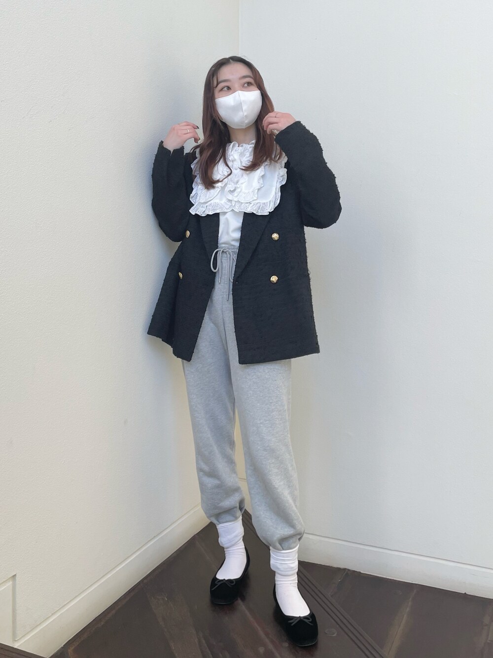 「ジャケット、スウェットパンツ、襟付きブラウス、ツイードジャケット、モノトーン、ラフコーデ、大人フェミニン、靴下、骨格ナチュラル、ootd、おしゃれさんと繋がりたい」｜「MIRO AMURETTEのRetro modern scarf tie blouse（シャツ/ブラウス、ホワイト系）」を使った、YUKAさん（レディース・160cm）の冬コーディネートの1枚目の写真