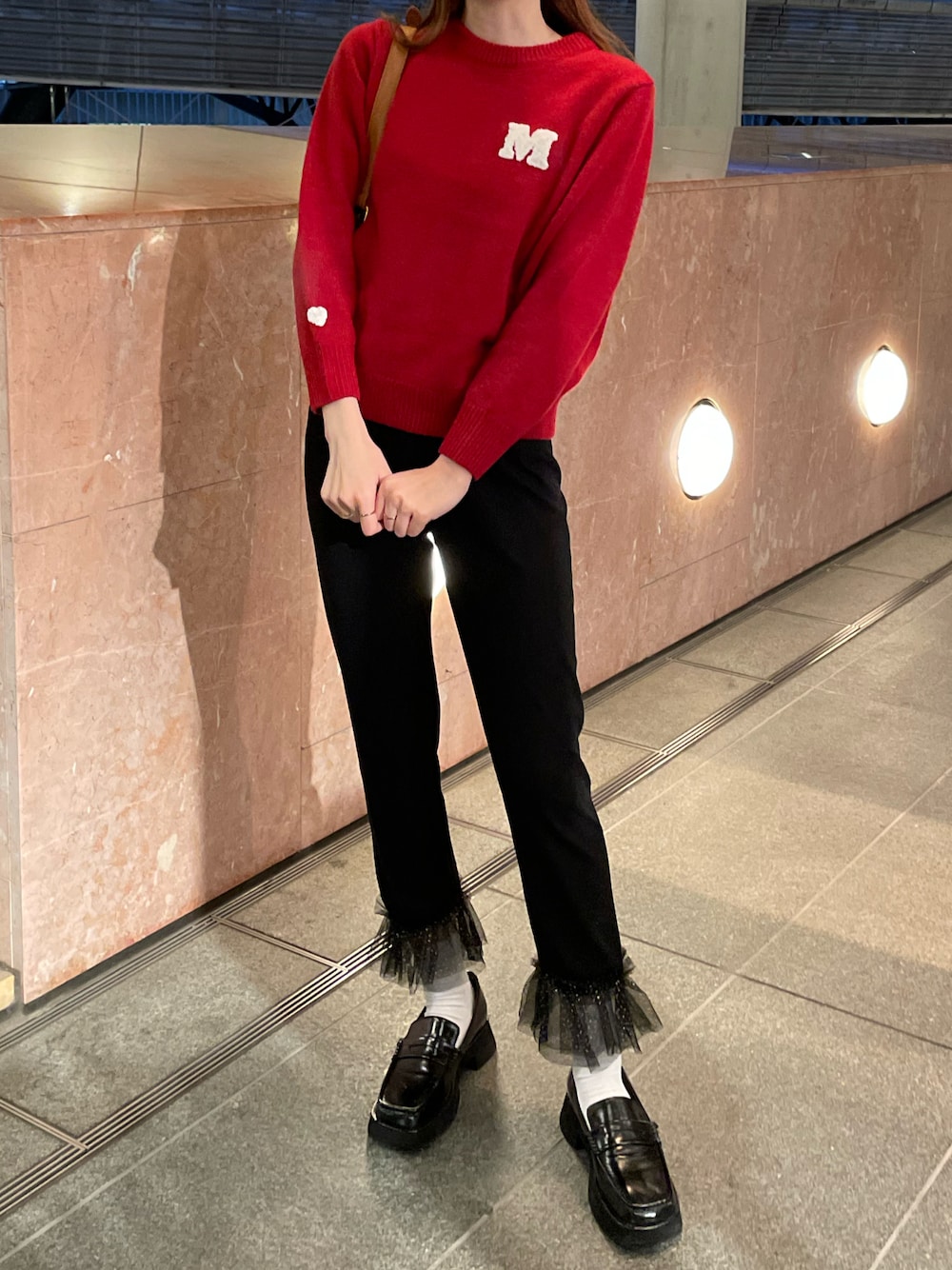 「今日のコーデ、おしゃれさんと繋がりたい、赤ニット、ロゴニット、冬服、レギンス、オトナ女子、秋冬コーデ、カジュアルコーデ、ニットコーデ、スクエアトゥ」｜「MIRO AMURETTEのアイテム（ニット/セーター、レッド系）」を使った、YUKAさん（レディース・160cm）の秋コーディネートの1枚目の写真