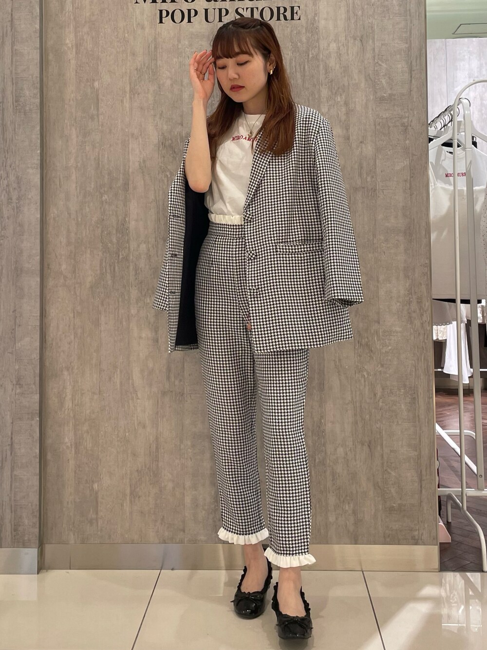 「秋コーデ、大人カジュアル、オトナカワイイ、ootd、今日のコーデ、秋服、おしゃれさんと繋がりたい、160㎝、160㎝コーデ、セットアップ、miroamurette、mirofilles、ミロアミュレット、アパレルスタッフ、骨格ナチュラル」｜「MIRO AMURETTEのMIRO AMURETTE tee（Tシャツ/カットソー、ホワイト系）」を使った、YUKAさん（レディース・160cm）の夏コーディネートの1枚目の写真